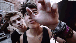 5secondsoftechnicaldifficulties:  acoustic-cal:  vegemiteash:  fallenfor5sos:  X  fucking imagine luke coming up behind you like that and wrapping his arms around your waist   that was so fucking unnecessary.  Okay but calum looked like a precious toddler