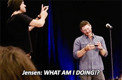shelovesjared:  winchestrbrothrs:jared and the fans trying to help jensen send his