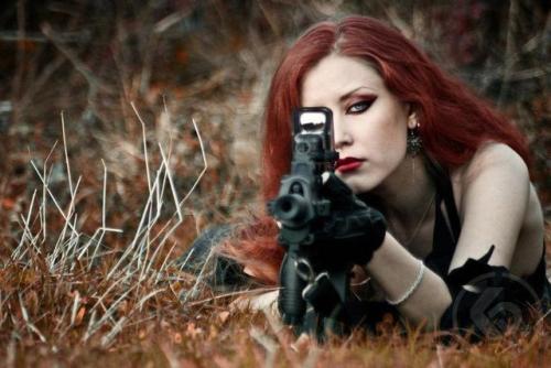 guns-and-babes:  Babe with gun