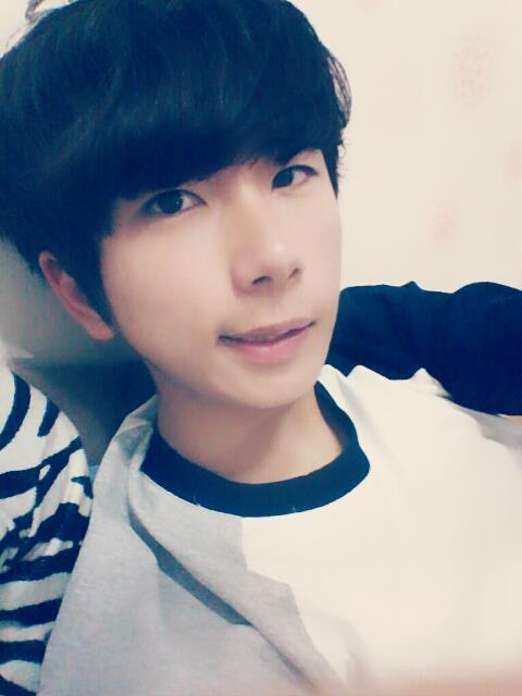 cutesyulzzangboys:  he looks bubbly and cute keke 