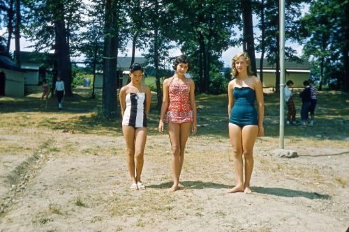 vintageeveryday:  Young girls in swimsuits from the 1950s.