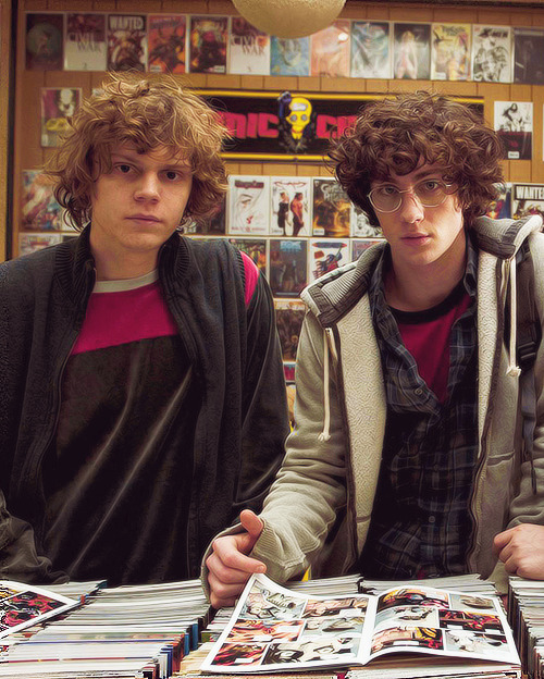 22ft:  AARON TAYLOR JOHNSON AND EVAN PETERS IN KICK ASS YES PLEAS 