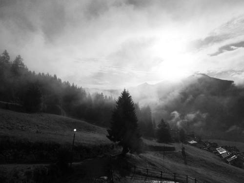 7:15am #earlybird #südtirol #sunrise #mountains #nature #wanderer #wanderlust #forest #clouds (