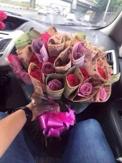 floresflorsoy:  corridozal100:  Detalles como estos Enamoran😉👌🏼❤️💐   Existe una diferencia entre el amor y dinero viejas interesadas