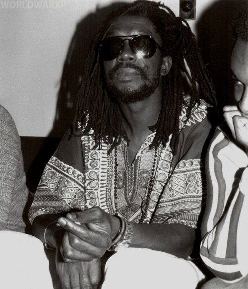  Peter Tosh relaxing backstage at Toronto’s O'Keefe Centre, 1981. Photographer:Diane Liverpo