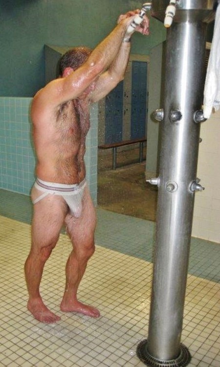 dadswankbank: Worked muscles. Wet strapas. And a hefty pouch. Grrrr