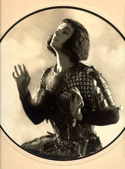 fuckyeahmodernflapper:Joan of Arc by Alfred Cheney Johnston (1920s)