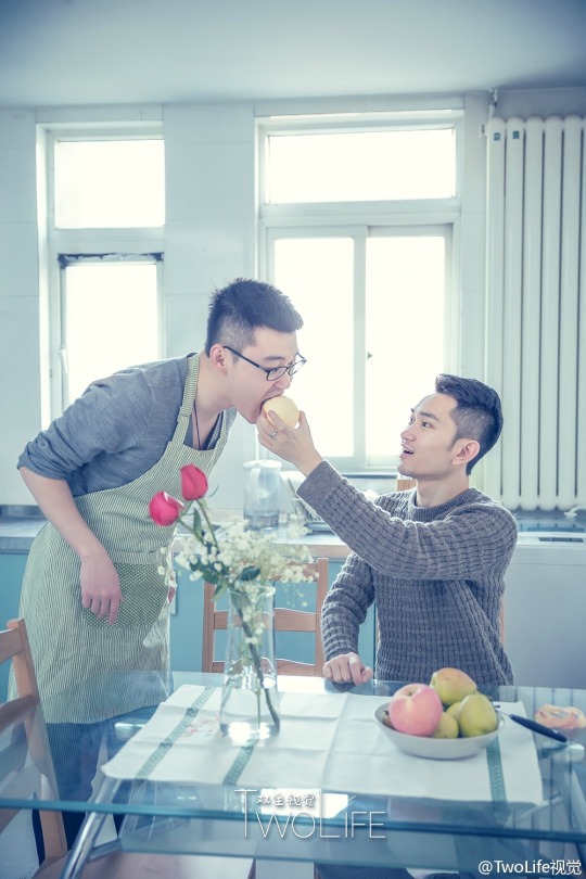 从拍摄到修片，小帅和小宝都是给我满满的感动，6年一路走来是怎样的爱情故事，照片的记录只能是瞬间的表达，但希望不分性别，不分彼此的真爱能感染到每一个人，希望小两口牵手一生，祝大家情人节快乐！