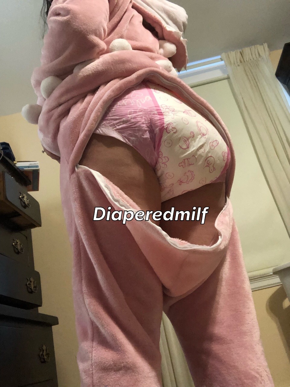 diaperedmilf:  Thank goodness daddy bought you drop seat jammies. If he didn’t,