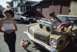 mazzystardust:  Teenagers hang out in the La Perla slum, San Juan, Puerto Rico, 1983 