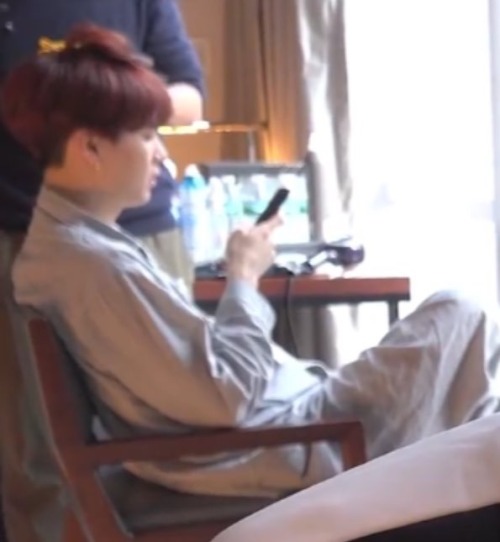 i really cant get over yoongi’s little hair sitcking out alskdfjls