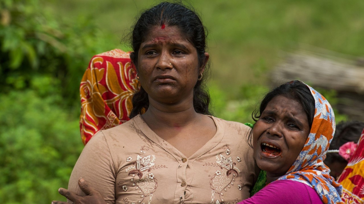 HORROR. Las mujeres hindúes lloran cerca de los cadáveres de sus familiares en la aldea YeBawKya cerca de Maungdaw, al norte del estado Rakhine de Myanmar .
Las tropas de Myanmar siguen buscando a casi 50 aldeanos hindúes más temerosos de ser...