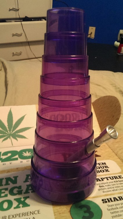 mydaddyslittlekittycat:  i-hate-the-beach:  stoners-boner:  Collapsible bong. :D   Oh my god  Daddy, we need this!