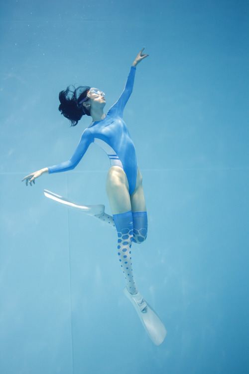 溺れる女 - Lucy in the Sea with Diamonds -