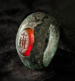 coolartefact:  One of the earliest pieces of evidence for Christianity in Roman Britain - silver ring set with an intaglio depicting two fish hanging from an anchor. 3rd century AD Source: https://imgur.com/fmq9QFC 