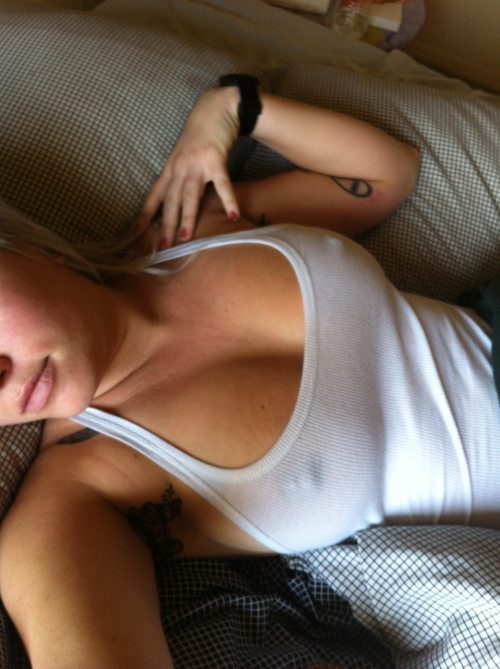 bobbieputera:  Hottest Sluts Live - Show »&gt; http://ow.ly/uDWIs