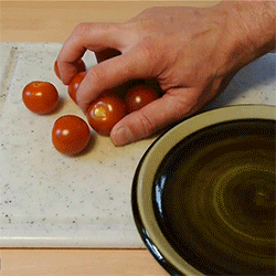 nicegoaleh:  huffingtonpost:  You’ve been cutting tomatoes wrong, learn how to