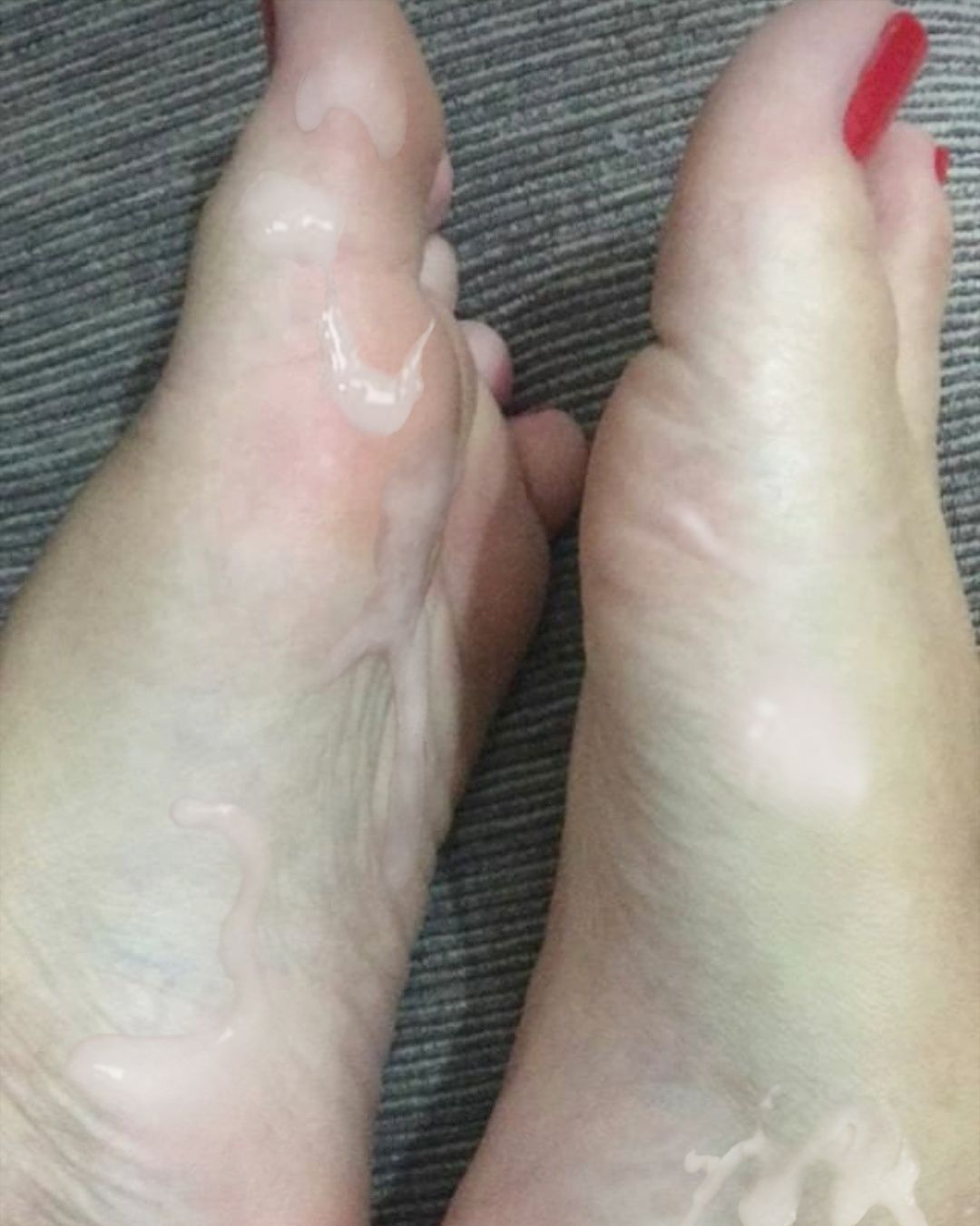piedipassione:  Fake cum on friends feet.. what you think? 