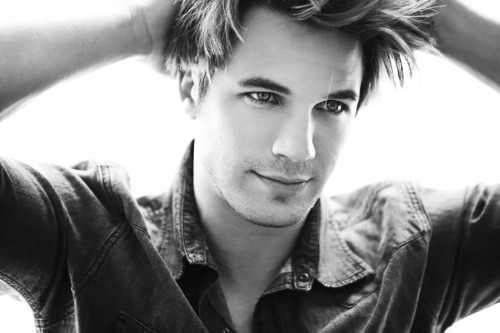 leavingtostay:  Okay I’m a LITTLE obsessed…Just a little but can you blame me?? I mean look at him!! 