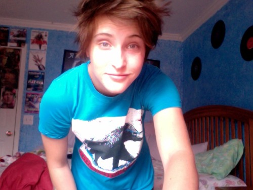 princeky0: jaybleu:  Genderbendery enough for ya?  Some people enjoy playing dress up. aka me o