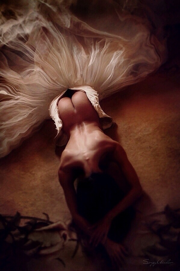 ladyangeloude:  Elle se mettait à nu pour qu’il la porte aux nues LadyAngel 