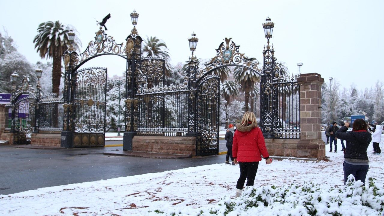 NEVADA. Mendoza amaneció con nieve en la zona urbana una postal esperada en este invierno. El manto blanco en las casas y jardines. (Fotoreporter)
MIRA LA TODA LA FOTOGALERIA