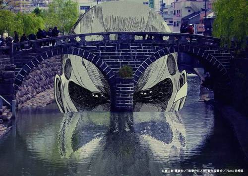 To promote the upcoming SnK Exhibition move to Oita, an ad campaign depicting Titan sightings at local attractions such as Kumamoto Castle, Megane Bridge, and Fukuoka Tower has been created! This is a variation on the campaign that was shown during the