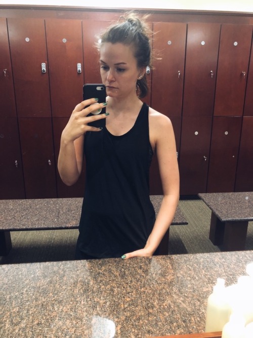 69shadesofgray goes to the gym but isn’t happy about it because it’s monday and she&rsqu