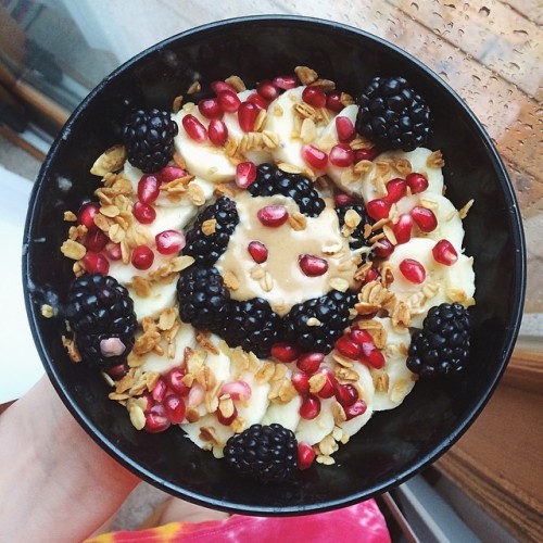 goodhealth-andgoodvibes:  Cinnamon swirl oatmeal topped with banana, blackberries, pomegranate, granola & melted peanut butter Instagram - goodhealthgoodvibes 