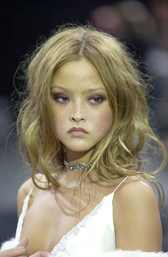 an-loves-night:  Devon Aoki at Richard Tyler Autumn/Winter 2001/2002 fashion show.
