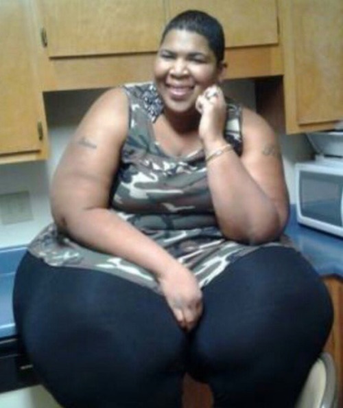 obeahboi:  blaqq:  Who said size doesn’t matter. She’s a cutie, wouldn’t you agree  Queen