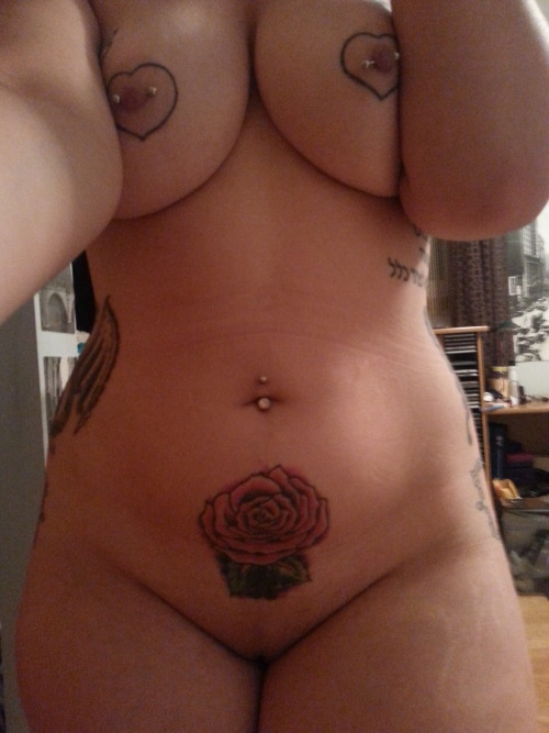 Porn Pics browneyedgummibear:  my curves are like ba-bam