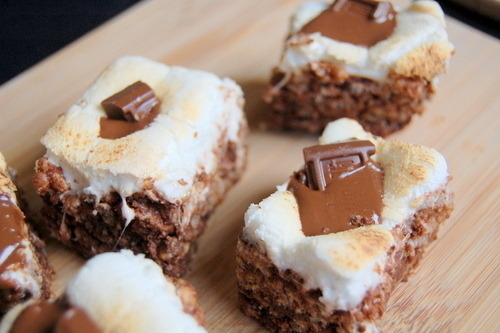 looksdelicious:  S’mores Rice Krispies Treats 