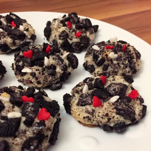 Baked some Oreo cheesecake cookies for my coworkers for Valentine’s Day! 🍪💕
…
#oreocheesecakecookies #oreos #heart #heartsprinkles #sprinkles #cookies #valentinesday