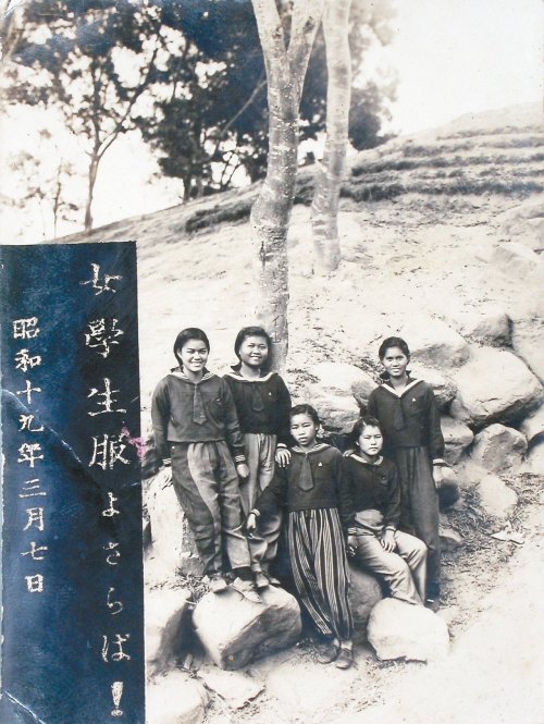 shihlun:Taiwanese female students in sailor school uniform, 1944.