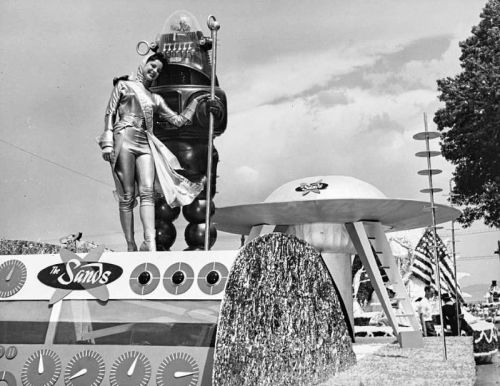 randomencounters:vintageeveryday:Vintage photos of Robby the Robot in Las Vegas in 1956.Encounter: G