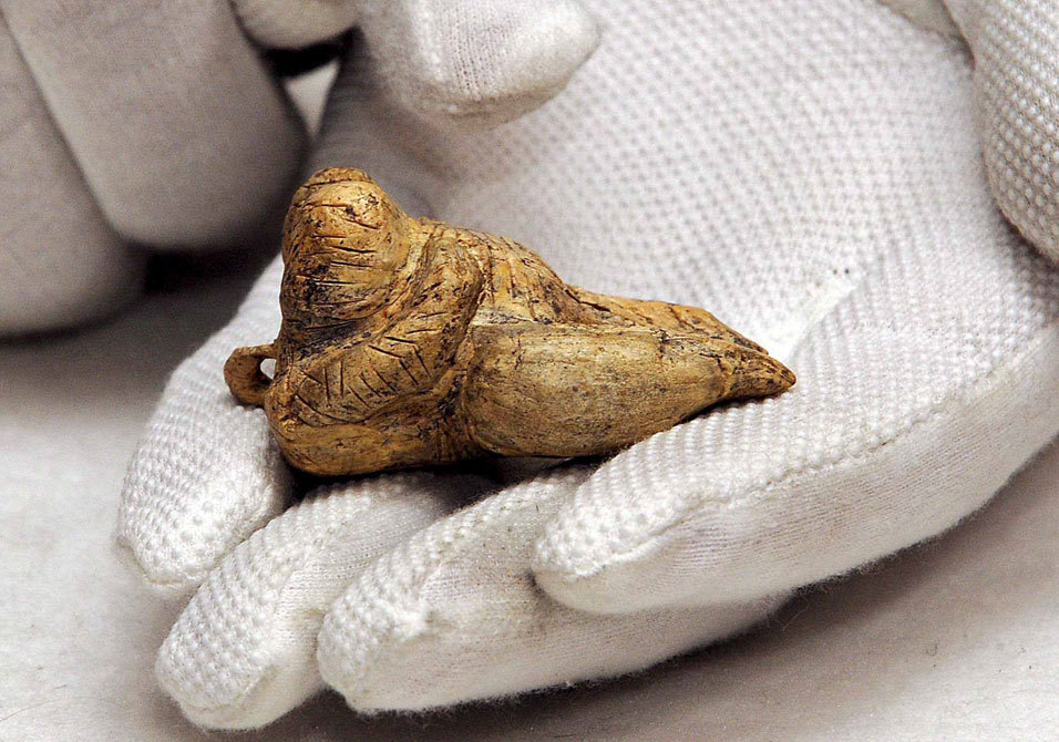 hydeordie:
“A 35,000 year old sculpture of a woman was recently found. It is carved in Ivory and believed to be the world’s oldest sculpture. via…”