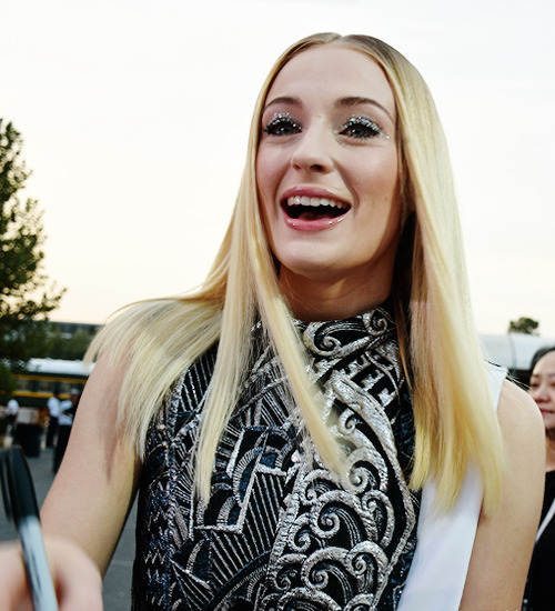 Porn thronescastdaily:Sophie Turner attends the photos