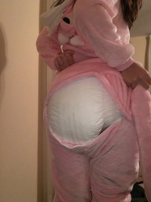 XXX diaperedmilf:Thick, thick diapered night. photo