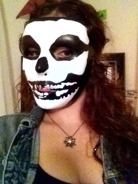 painted a misfits-inspired skull onto this mask and I’m so proud of myself (’: