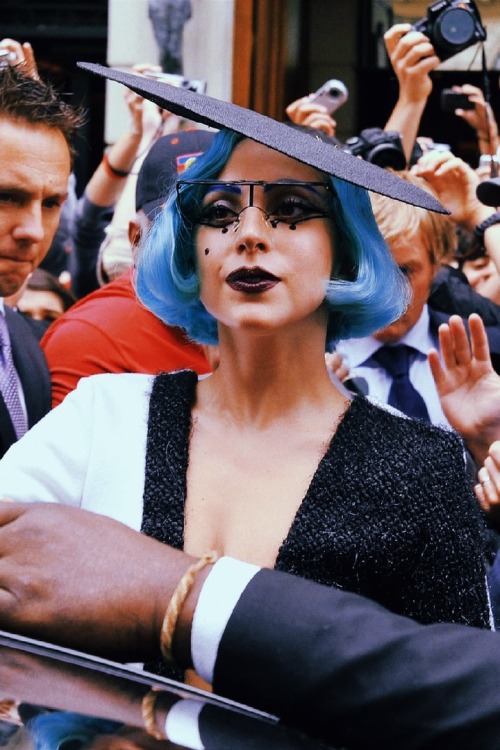 [PHOTO] — Lady Gaga leaves the Park Hyatt hotel in Paris, France | June 13, 2011,