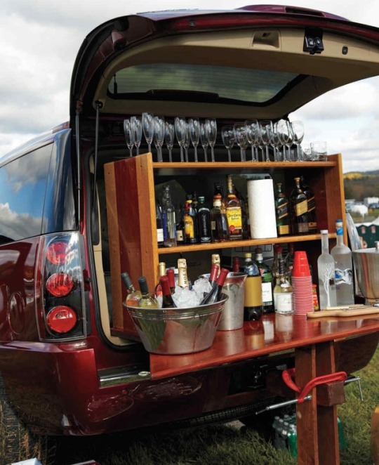 geographically-challenged:  sunflowers-n-rainshowers: Time to Tailgate!  Game day! I need this set-up in the back of my Jeep. ♥️ college football 🏈  Tailgating done right. Wow! 