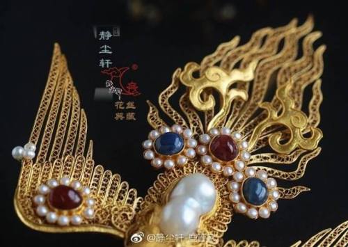 Traditional Chinese hanfu and hair ornaments, in the style of the Ming dynasty. The hair ornaments a