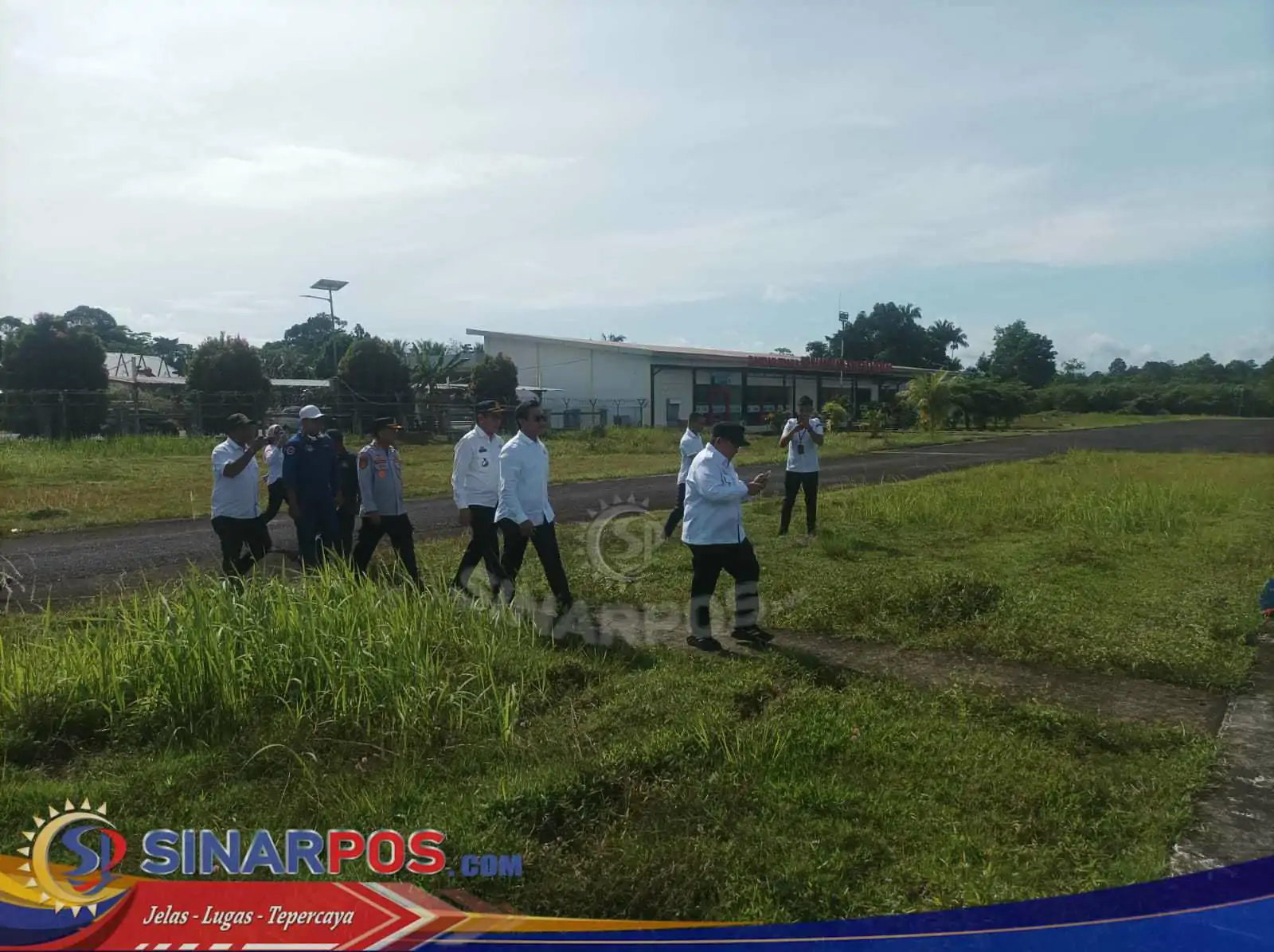 Kapolsek Pesisir Tengah dan Wakil Bupati Pesisir Barat Laksanakan Patroli Udara Pantau WSL Krui Pro QS6000 2025