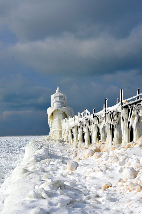 reapercollection: stunning pics from frozen Lake Michigan