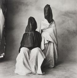 entregulistanybostan:  Irving Penn: Two Guedras, Morocco, 1971 Phillips 