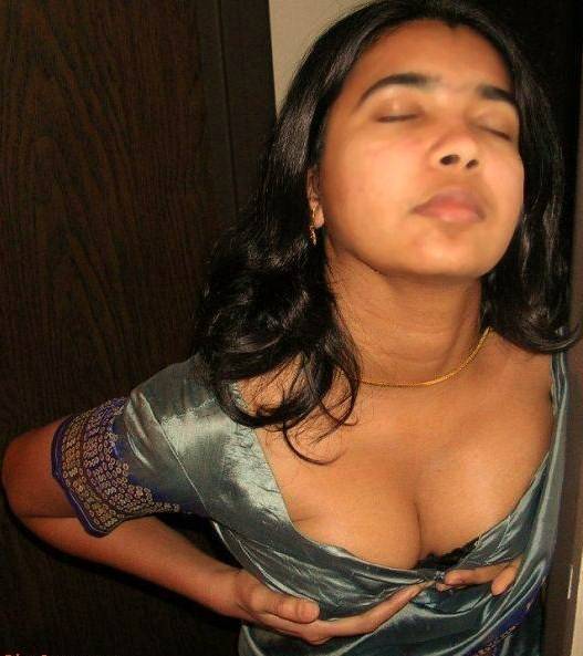 Nice Desi Bhabhi Self Striping Full Naked Home PhotoIndian chudai mmsÂ college