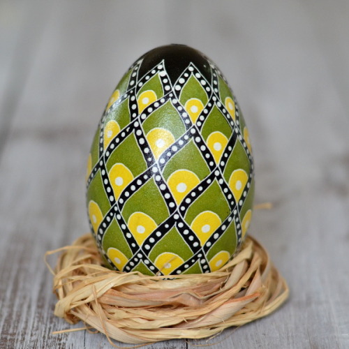 lamus-dworski:Various pisanki (Polish decorated Easter eggs). The artist goes by a nickname Femi on 