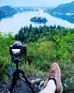 wanderingkindalost:  Cheers Slovenia you were amazing! #slovenia #bled #travel #photography #mountains #lake #backpacking #wanderingkindalost (at Lake Bled) 