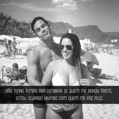 micaacasacomigo:  Quando começamos a amar aprendemos abrir a mao da nossa felicidade para ver o outro feliz,no.começo e dificil mais com o tempo e com as escolhas a gente aprende o verdadeiro significado da felicidade e sei que meu idolo esta feliz